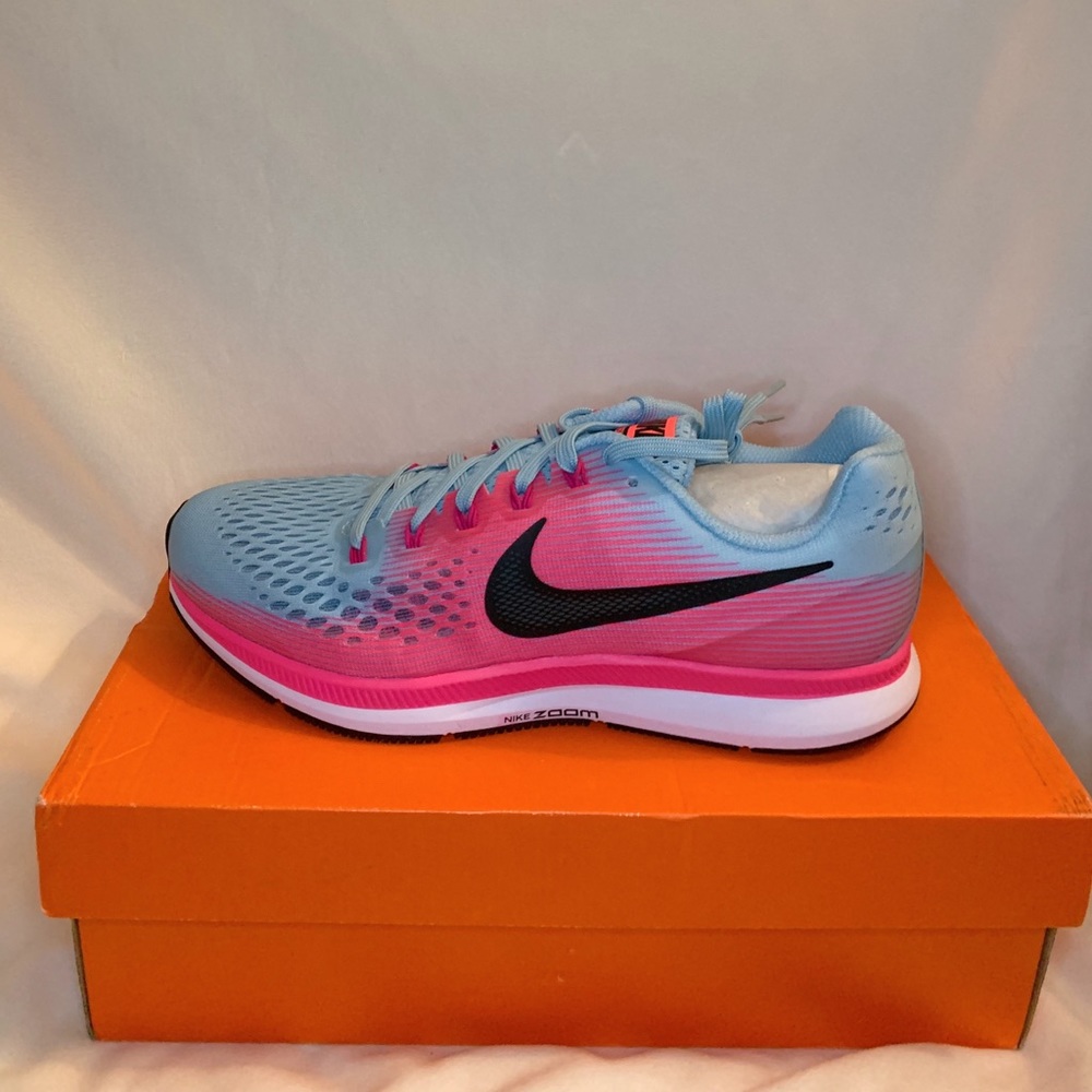 Size 9.5, never worn nike zooms